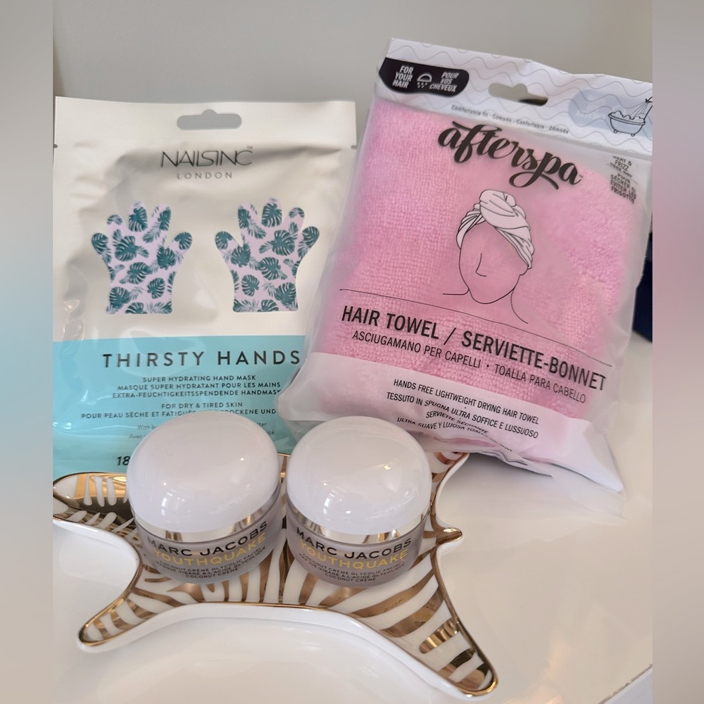 Marc Jacobs YOUTHQUAKE Pink Afterspa Hair Towel and Hand Mask